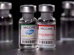 Flacons avec étiquettes de vaccins contre la maladie à coronavirus Pfizer-BioNTech et Moderna (COVID-19).
