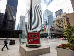 La Banque TD, la CIBC et la Banque de Montréal sont vues dans le quartier financier alors que la phase 2 provinciale de la réouverture des restrictions liées à la maladie à coronavirus (COVID-19) commence à Toronto, Ontario, Canada le 24 juin 2020.