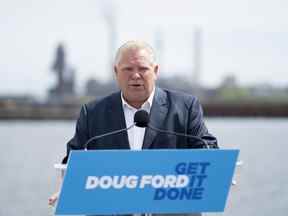 Le premier ministre Doug Ford fait une annonce sur le avec Stelco en toile de fond lors d'un arrêt de campagne électorale à Hamilton le mercredi 18 mai 2022.