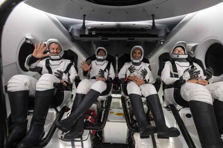 La capsule SpaceX Dragon ramène en toute sécurité les astronautes de Crew-3 sur Terre