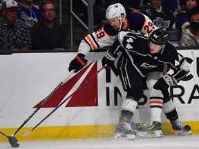 Le défenseur des Kings de Los Angeles Mikey Anderson (44 ans) arrête le centre des Oilers d'Edmonton Leon Draisaitl (29 ans) dans le match 4 du premier tour des séries éliminatoires de la Coupe Stanley 2022 au Crypto.com Arena le dimanche 8 mai 2022.