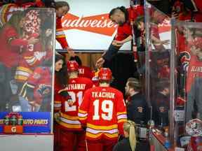 Matthew Tkachuk et les Flames retournent au vestiaire après avoir perdu le cinquième match de la série de premier tour de la Conférence de l'Ouest face à l'Avalanche du Colorado sur cette photo du 19 avril 2019.