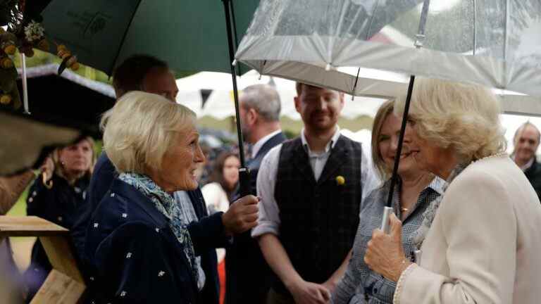 La duchesse de Cornouailles se joint à Mary Berry pour révéler le pudding primé