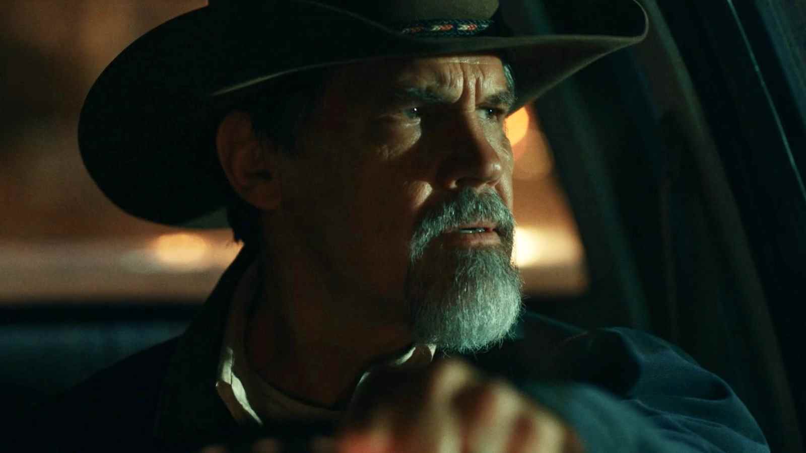 La fusillade Outer Range de Josh Brolin a eu lieu à moins de 100 pieds de sa fusillade No Country For Old Men
