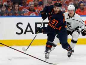 Connor McDavid (97) des Oilers d'Edmonton marque sur le gardien de but des Kings de Los Angeles Jonathan Quick (32) lors de la première période des séries éliminatoires de la LNH à Rogers Place à Edmonton, le lundi 2 mai 2022. Photo de Ian Kucerak