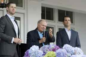 Sur cette photo du 11 juin 2018, Eric Trump, à gauche, Jack Nicklaus, au centre, et Donald Trump Jr. assistent à l'ouverture du club-house Trump Golf Links dans le quartier du Bronx à New York.  (AP Photo/Mark Lennihan)