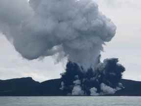 Un bateau en mer avait cette vue de la fumée s'élevant de l'éruption.  Le volcan tongan a créé une nouvelle île substantielle depuis qu'il a pris vie en décembre, crachant d'énormes volumes de roches et de cendres denses qui ont tué la végétation voisine.