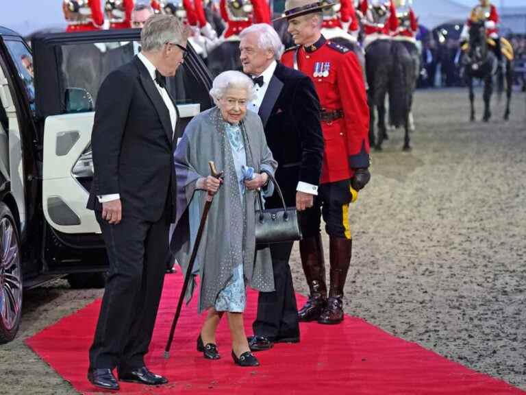 La reine Elizabeth assiste à la finale d’un concours hippique étoilé, avec l’aide de la GRC