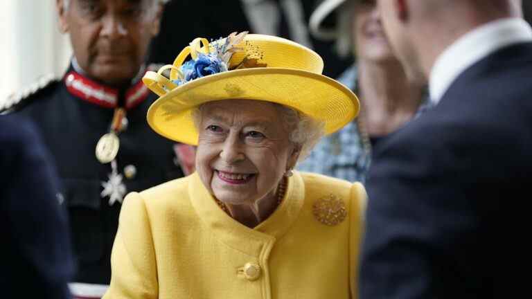 La reine fait une visite surprise pour voir la ligne Elizabeth à la gare de Paddington