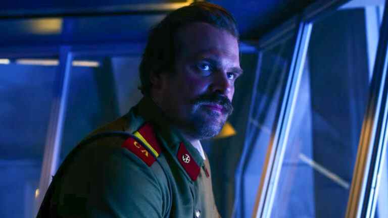 La star de Stranger Things, David Harbour, sait comment l'histoire de Hopper se termine, et c'est "très beau"
