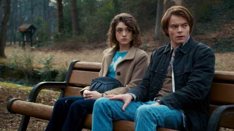 La star de Stranger Things parle des difficultés relationnelles de Jonathan et Nancy dans la saison 4