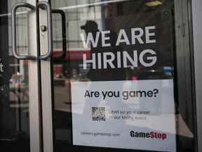 Un panneau annonçant des offres d'emploi dans un magasin GameStop.