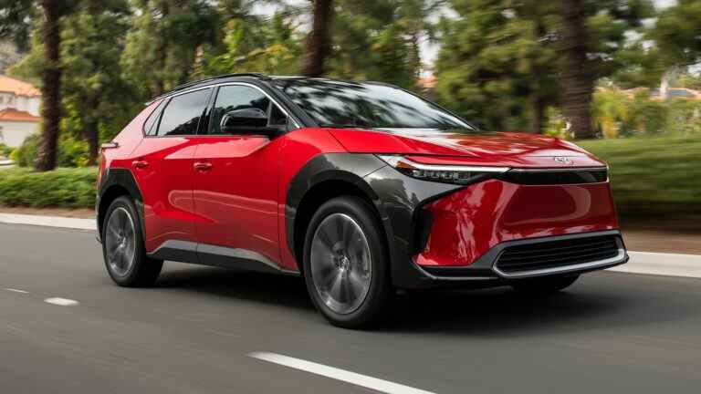 La vitesse de charge du Toyota bZ4X 2023 chute lorsque la température baisse