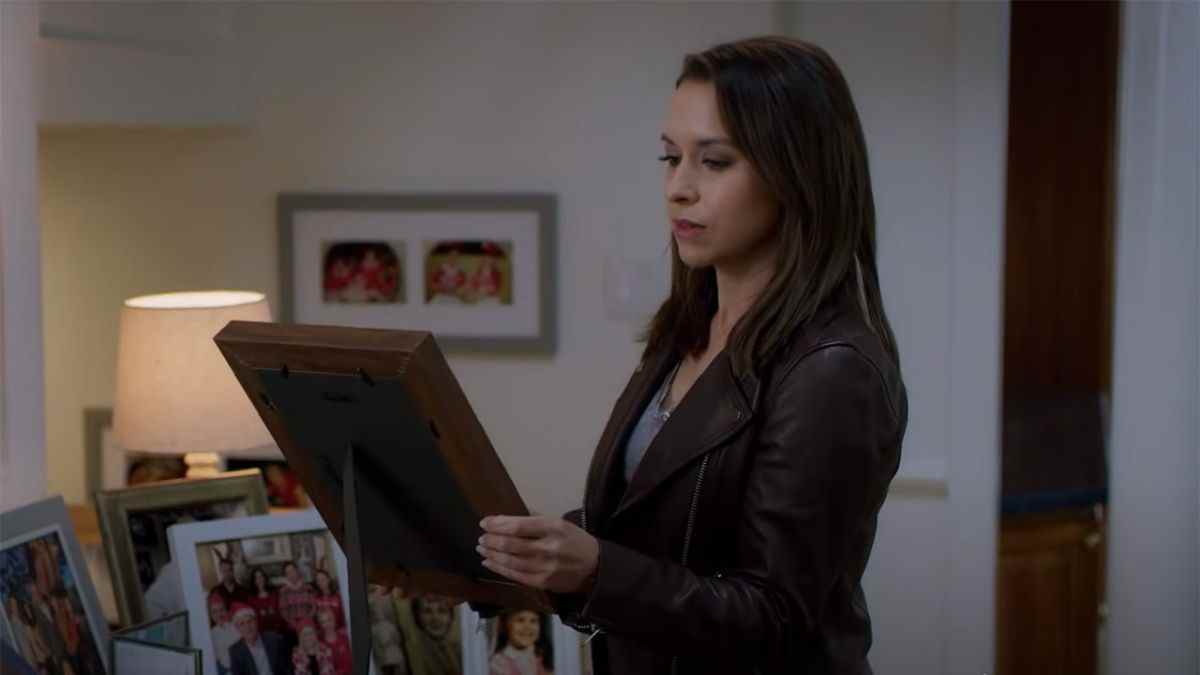 Lacey Chabert partage une belle histoire à l'occasion de l'anniversaire de la mort de sa sœur alors que Candace Cameron Bure et les stars de Hallmark tendent la main
