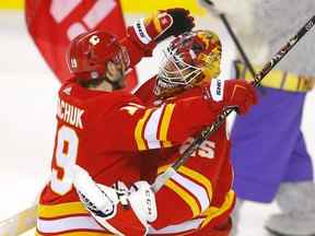 Le gardien des Flames de Calgary Jacob Markstrom est félicité par Matthew Tkachuk après avoir blanchi les Red Wings de Detroit au Scotiabank Saddledome de Calgary le samedi 12 mars 2022.