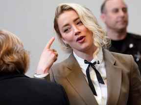 L'acteur Amber Heard s'entretient avec son avocate Elaine Bredehoft lors de l'affaire de diffamation de son ex-mari Johnny Depp contre elle, au palais de justice du comté de Fairfax à Fairfax, Virginie, États-Unis, le 23 mai 2022.