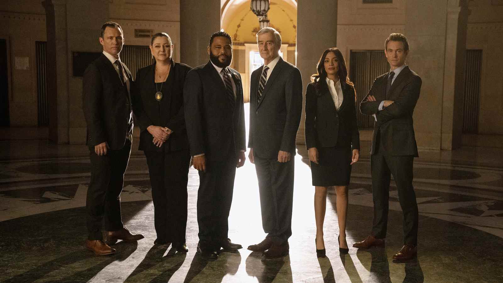 Law & Order a été renouvelé pour la saison 22 après son retour réussi
