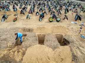 Un fossoyeur prépare le terrain pour des funérailles dans un cimetière d'Irpin, en Ukraine, le 21 avril 2022. 