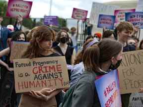 Un rassemblement pour le droit à l'avortement devant l'édifice de la Cour suprême des États-Unis à Washington, DC, le 5 mai 2022. Alors que les États-Unis sont sur le point de mettre fin à leur protection constitutionnelle du droit à l'avortement, les cliniques au Canada se préparent à un afflux potentiel d'Américains.