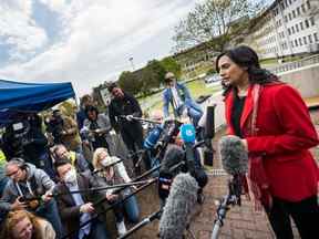 La ministre canadienne de la Défense Anita Anand s'adresse aux médias lors de la réunion du Groupe consultatif sur la sécurité de l'Ukraine à la base aérienne de Ramstein le 26 avril 2022 à Ramstein-Miesenbach, en Allemagne.