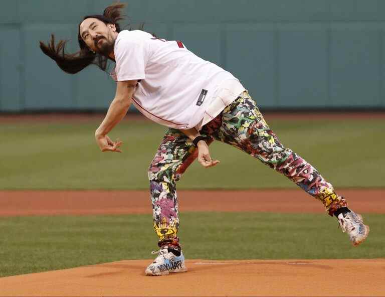 Le DJ Steve Aoki lance un premier lancer horrible à Fenway Park