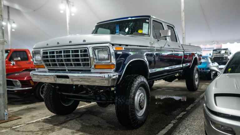 Le Ford F-350 de 1979 à moteur diesel bat les Corvettes et les Camaro avec un prix de vente de 220 000 $