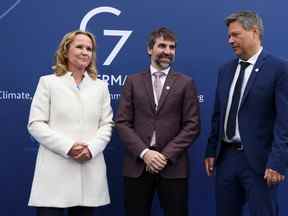 Le ministre de l'Environnement Steven Guilbeault, au centre, avec la ministre allemande de l'Environnement, de la Conservation de la nature, de la Sûreté nucléaire et de la Protection des consommateurs Steffi Lemke et le ministre des Affaires économiques et de l'Action pour le climat Robert Habeck à Berlin, en Allemagne.