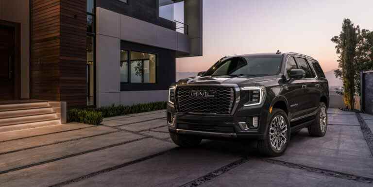 Le GMC Yukon Denali Ultimate 2023 est un Luxo-Barge entièrement chargé