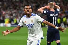 L'attaquant brésilien du Real Madrid Rodrygo célèbre après avoir marqué un but lors de la demi-finale retour de l'UEFA Champions League entre le Real Madrid CF et Manchester City au stade Santiago Bernabeu de Madrid le 4 mai 2022. (Photo de GABRIEL BOUYS / AFP)