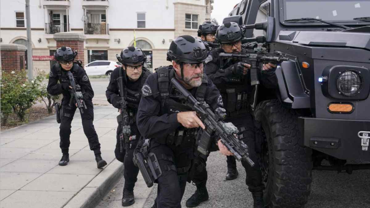 Le SWAT de CBS a perdu un personnage avant la saison 6, et la star a répondu
