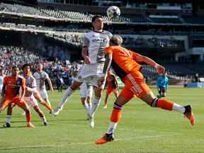 24 avril 2022 ;  New York, NY, New York, NY, États-Unis ;  Le défenseur du Toronto FC Shane O'Neill joue le ballon contre le milieu de terrain du New York City FC Valentin Castellanos au cours de la première moitié au Citi Field.