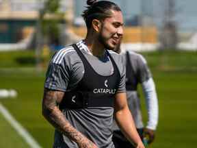 Le défenseur du Toronto FC Carlos Salcedo est tout sourire sur une photo publiée par le service des communications de l'équipe.