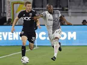 21 mai 2022 ;  Washington, District de Columbia, États-Unis ;  Le défenseur de DC United Julian Gressel (31 ans) dribble le ballon alors que l'attaquant du Toronto FC Ayo Akinola (20 ans) poursuit en seconde période à Audi Field.