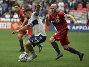 8 mai 2022 ;  Vancouver, Colombie-Britannique, CAN ;  L'attaquant des Whitecaps de Vancouver Lucas Cavallini (9) contrôle le ballon contre le milieu de terrain du Toronto FC Michael Bradley (4) au cours de la deuxième mi-temps au BC Place.