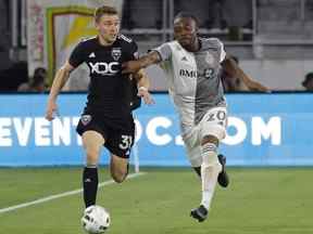 21 mai 2022 ;  Washington, District de Columbia, États-Unis ;  Le défenseur de DC United Julian Gressel dribble le ballon alors que l'attaquant du Toronto FC Ayo Akinola poursuit en seconde période à Audi Field.