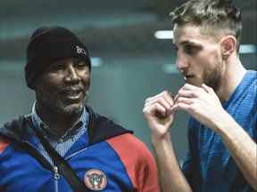 Lennox Lewis, à gauche, et le boxeur torontois Zsolt Daranyi.  Photo fournie