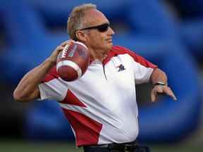 Jeff Reinebold, 64 ans, a été embauché par les Alouettes en janvier dernier suite à sa démission des Tiger-Cats de Hamilton.  Il a commencé sa carrière d'entraîneur dans la LCF avec la Colombie-Britannique en 1991.