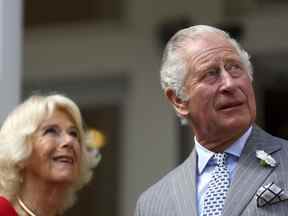 Le prince Charles britannique et Camilla, duchesse de Cornouailles, visitent la Maison du Canada à Londres, le jeudi 12 mai 2022. Le prince Charles et son épouse Camilla devraient entamer cette semaine une tournée de trois jours au Canada qui se concentrera sur la réconciliation autochtone et le changement climatique -- et sur la connexion avec un public canadien qui est de plus en plus sceptique à l'égard de la monarchie.