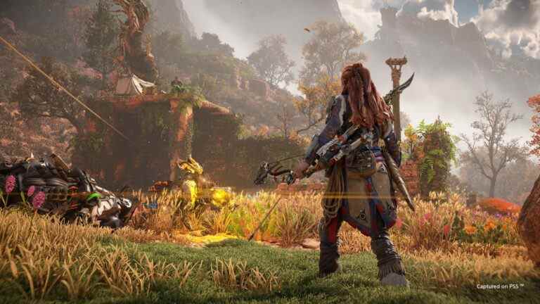 Horizon Forbidden West avait à l’origine Aloy brandissant un bouclier et une lance pour les machines d’escalade