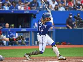 L'arrêt-court des Blue Jays de Toronto, Bo Bichette (11 ans), a frappé un coup de circuit en solo en quatrième manche contre les Reds de Cincinnati au Rogers Centre.