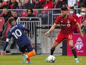 30 avril 2022 ;  Toronto, Ontario, CAN ;  Le milieu de terrain du Toronto FC Jonathan Osorio (21 ans) contrôle le ballon contre le milieu de terrain du FC Cincinnati Luciano Acosta (10 ans) au cours de la première mi-temps au BMO Field.