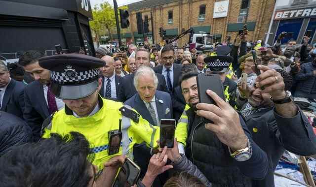 Le prince Charles assailli par la foule dans la rue alors qu’il rencontre des jeunes qui ont trouvé du travail grâce à son organisme de bienfaisance