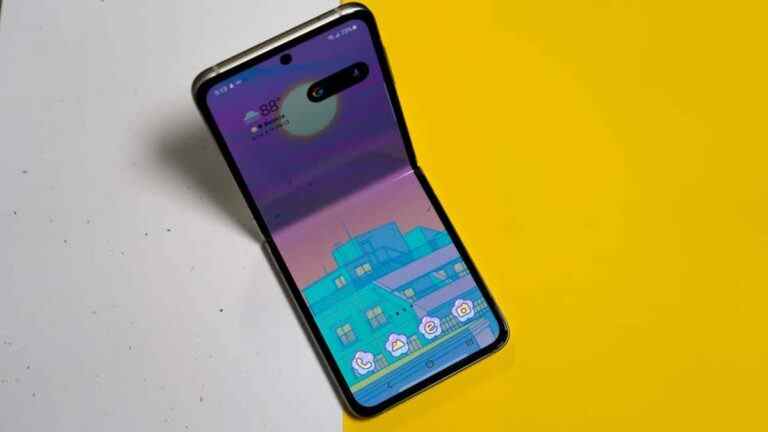 Le prochain Galaxy Z Flip de Samsung pourrait avoir un choc de batterie et un écran de couverture plus grand