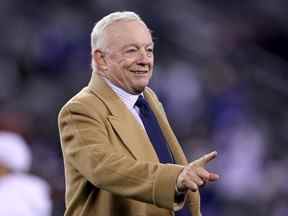 Le propriétaire, président et directeur général des Dallas Cowboys, Jerry Jones, marche sur le terrain avant le match contre les Giants de New York au MetLife Stadium le 4 novembre 2019 à East Rutherford, New Jersey.