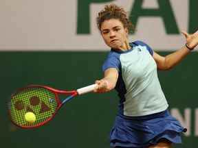 Jasmine Paolini d'Italie joue un coup droit contre Irina-Camelia Begu de Roumanie lors du match du premier tour du simple féminin le jour 2 de l'Open de France 2022 à Roland Garros le 23 mai 2022 à Paris, France.