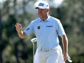 L'Anglais Lee Westwood réagit après avoir réussi un birdie sur le 18e green lors de la dernière manche du Masters au Augusta National Golf Club le 10 avril 2022 à Augusta, en Géorgie.