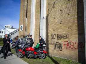 Un groupe s'est réuni pour un service religieux à l'église des motards de la capitale le dimanche 1er mai 2022. Tôt le dimanche matin, le bâtiment de l'église a été vandalisé et la police enquêtait.  Le "Tonnerre roulant" participants avaient été invités au service religieux.