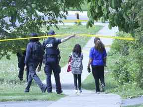 Un homme avec un wha que l'on pensait à l'origine être un fusil a été abattu par la police dans la région d'East Ave. et Lawrence Ave. le jeudi 26 mai 2022. Il a ensuite été considéré comme un fusil à plomb.