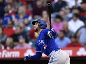 George Springer des Blue Jays de Toronto frappe une avance sur un coup de circuit contre le lanceur partant Shohei Ohtani des Angels de Los Angeles lors de la première manche au Angel Stadium d'Anaheim le 26 mai 2022 à Anaheim, en Californie.