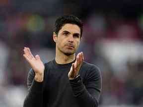 Le manager espagnol d'Arsenal, Mikel Arteta, applaudit à la fin du match de football de Premier League anglaise entre West Ham United et Arsenal au stade de Londres, à Londres, le 1er mai 2022.